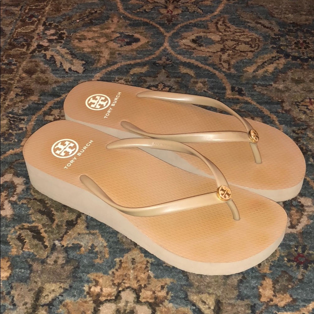 Tory Burch wedge tan flip flops 9